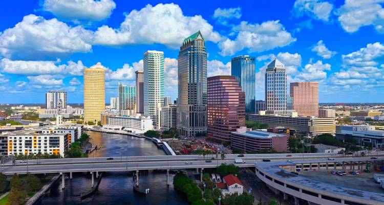 Vue aérienne de la ligne d'horizon de Tampa avec le fleuve et le pont par une belle journée