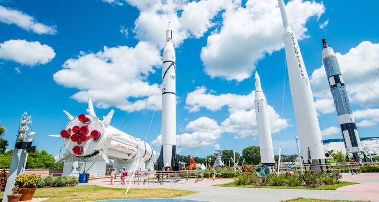 Jardin des fusées en plein air au Centre spatial Kennedy avec des fusées imposantes contre le ciel bleu