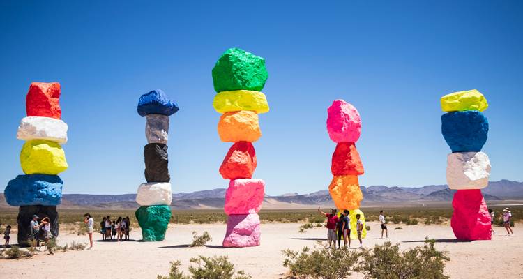 Instalación de arte con rocas apiladas de colores 'Seven Magic Mountains' en el desierto cerca de Las Vegas.
