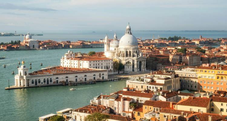 Panoramablick auf die Basilika Santa Maria della Salute in Venedig und die umliegune Lagune.