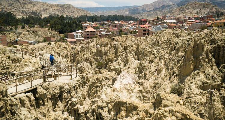 Las formaciones rocosas erosionadas y laberínticas del Valle de la Luna con las afueras de La Paz de fondo.