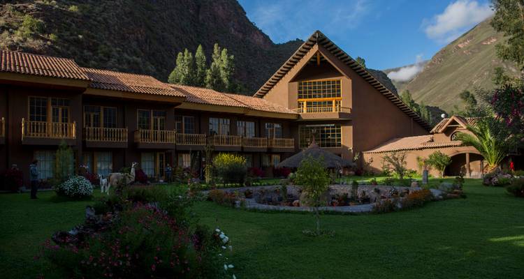 Charmant refuge andin aux balcons en bois niché dans une vallée verdoyante alors que le soleil du matin illumine la façade