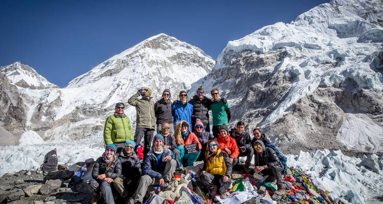 Los excursionistas exitosos posan en el Campamento Base del Everest rodeados de enormes cascadas de hielo
