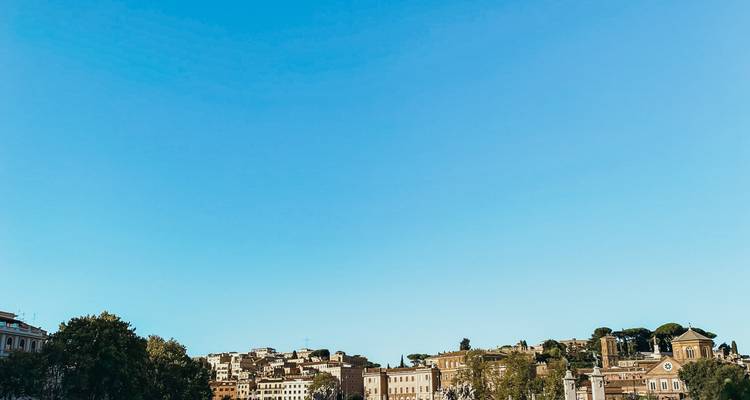 Lage skyline van Rome onder een enorme heldere blauwe lucht.