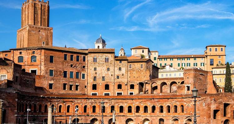 Ruines de briques et tours du complexe du Marché de Trajan contre un ciel bleu éclatant