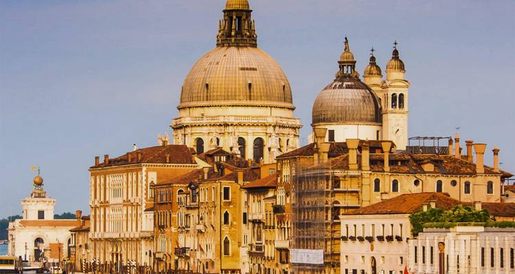 Vue de la basilique Santa Maria della Salute et des bâtiments historiques le long du Grand Canal de Venise