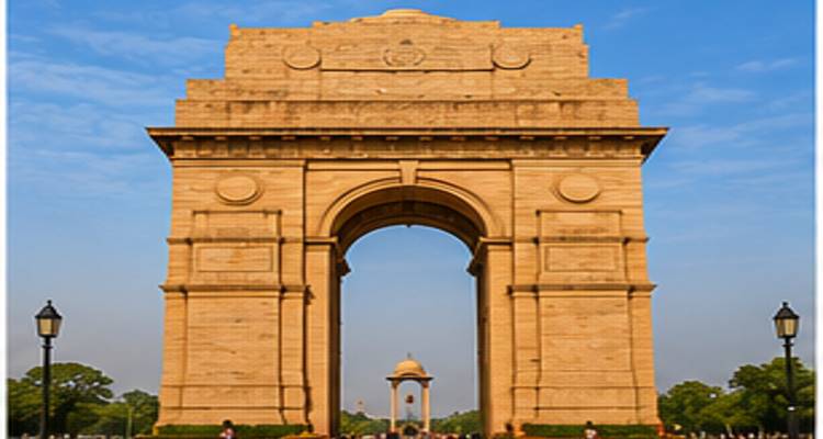 Stenen India Gate oorlogsmonument omlijst door blauwe lucht en een verre luifels in Delhi.