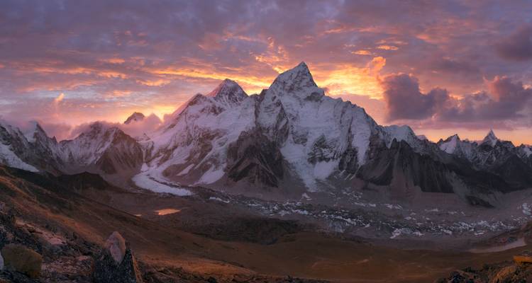 Der dramatische Sonnenuntergang färbt lodernde Wolken über schneebedeckten Himalaya-Gipfeln und Gletschern im Sagarmatha-Nationalpark.