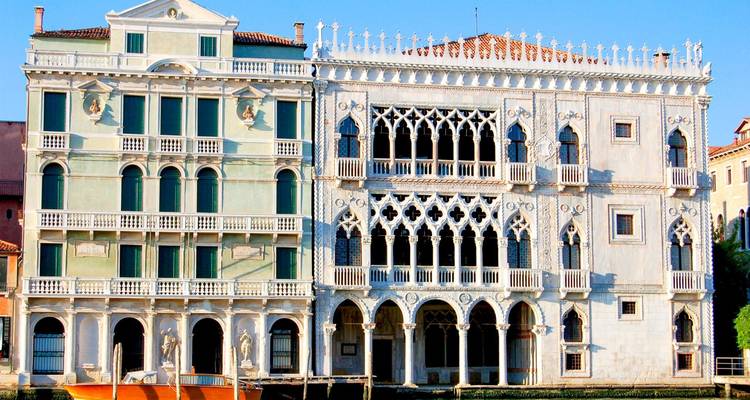 Les élégants palais aux fenêtres ornées bordant le Grand Canal de Venise baignés dans la lumière matinale