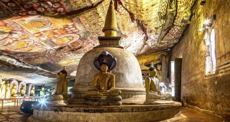 Sanctuaire rupestre orné avec stupa central et peintures de plafond éclatantes à Dambulla.