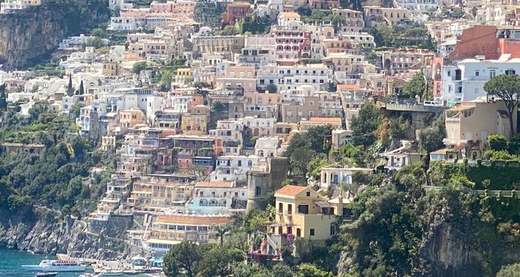 Vue classique des maisons en terrasse aux couleurs pastel en cascade sur les falaises de Positano sur la Côte amalfitaine.