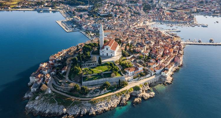 Luchtfoto van Rovinj's schiereiland oude stad bekroond door de Sint-Euphemia kerk omringd door de Adriatische Zee