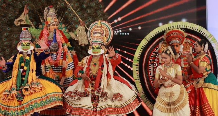 Bailarines de Kathakali y Mohiniyattam vibrantes actuando en el escenario con trajes elaborados.