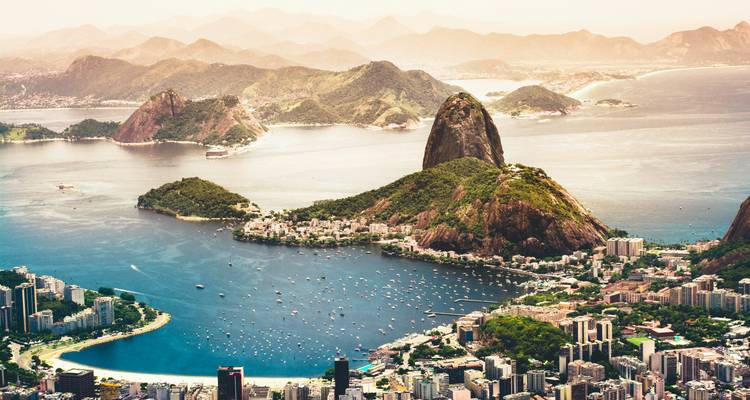Luftaufnahme von Rio de Janeiro mit dem Zuckerhut, der sich über die Guanabara-Bucht erhebt.