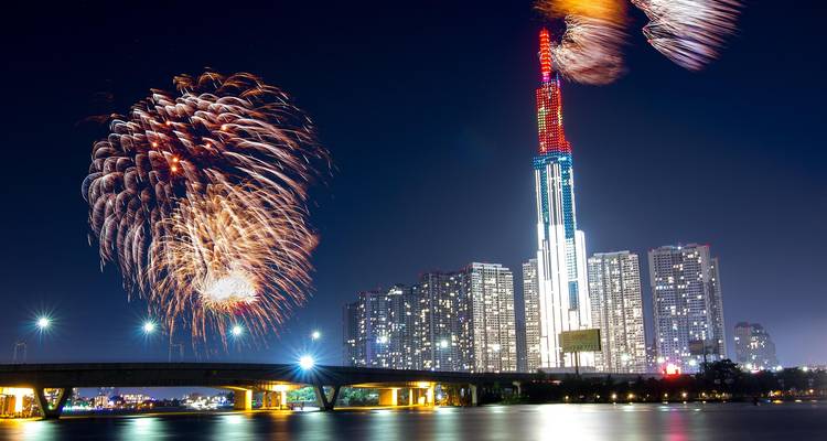 Skyline nocturne de la ville de Ho Chi Minh avec le Landmark 81 illuminé tandis que des feux d'artifice éclatent au-dessus