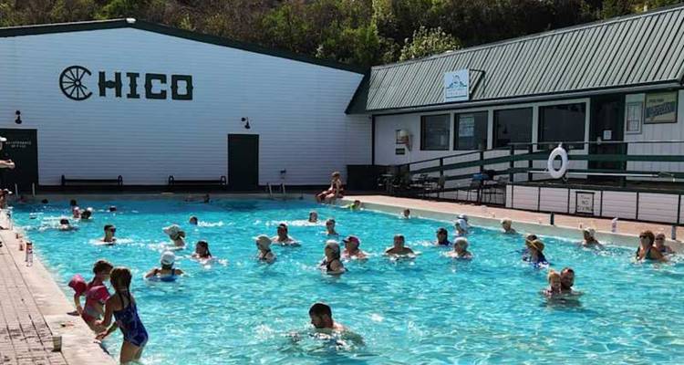 Les foules apprécient la baignade dans une grande piscine extérieure aux sources chaudes de Chico par une journée ensoleillée.