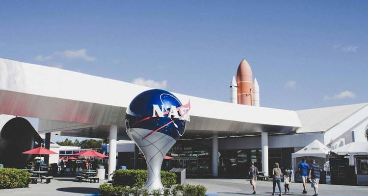 Entranceplaats van het NASA Kennedy Space Center met raket- en globelogo.