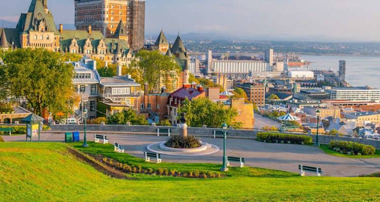 Point de vue pittoresque de la ville de Québec mettant en vedette le Château Frontenac et le fleuve Saint-Laurent en contrebas