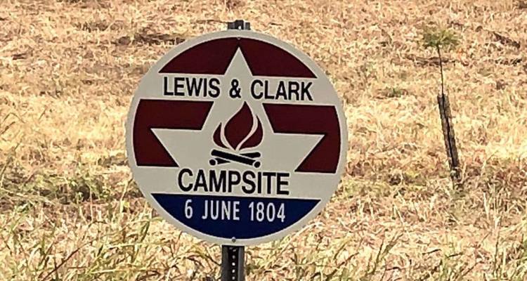 Historische wegkantteken in stijl dat een Lewis & Clark kampeerplaats markeert van 6 juni 1804