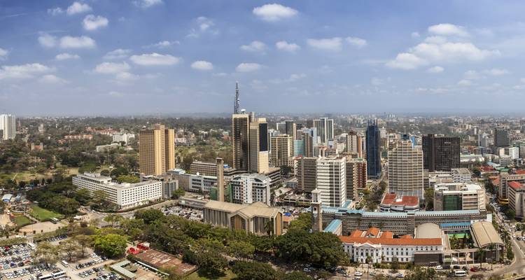 Breites Panorama von Nairobis moderner Skyline unter klarem blauen Himmel.