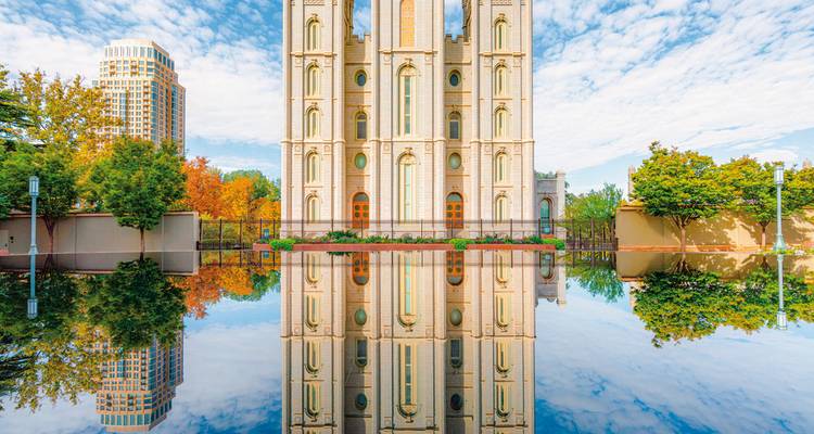 Der Salt-Lake-Tempel spiegelt sich makellos in einem stillen, spiegelglattem Becken