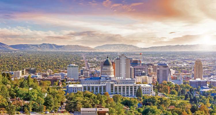 Luftaufnahme der Skyline von Salt Lake City mit dem Staatkapitol und Bergen dahinter