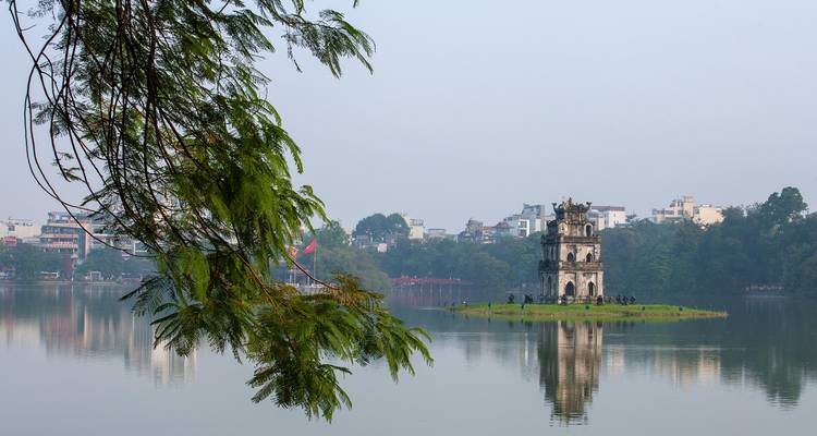 Turtle Tower staat op een klein eilandje in Hanoï's Hoan Kiem Lake, omringd door rustig ochtendwater.