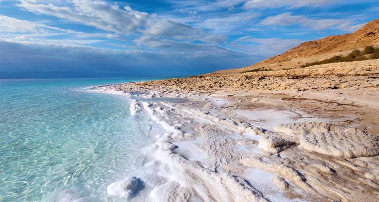 Les eaux salines turquoise et les formations de sel blanc le long du littoral doré et accidenté de la Mer Morte