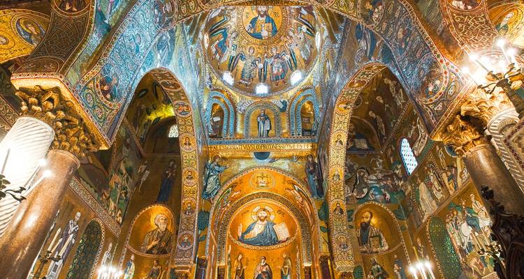 Glitterend goud en mozaïek-bedekte interieur van de kathedraal van Monreale met bijbelse scènes en heiligen.