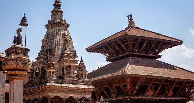Les pagodes historiques et les temples aux sculptures complexes de Bhaktapur sous un ciel bleu dégagé