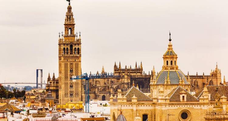 Skyline von Sevilla mit dem Giralda-Turm und der Kathedrale unter einem gedämpften Himmel.