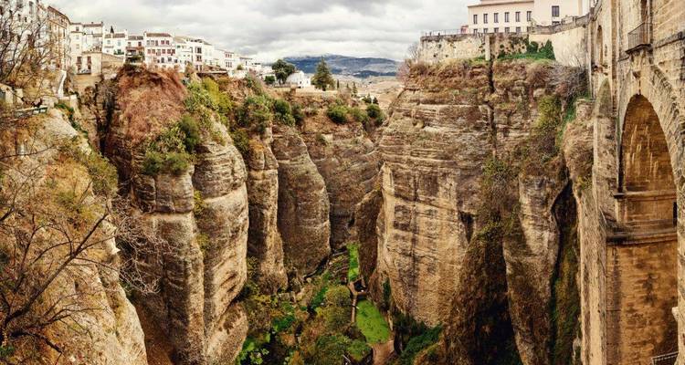 Panoramablick in die tiefe Schlucht, die von der Puente Nuevo in Ronda überspannt wird.
