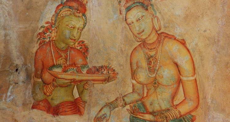 Antiguo fresco en la pared rocosa de Sigiriya que muestra dos figuras femeninas elaboradamente adornadas ofreciendo fruta.