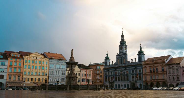 Plaza histórica de Ceske Budejovice después de la lluvia con un cielo dramático y la ornamentada torre del ayuntamiento.