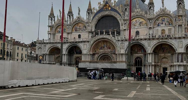 Vue de face de la Basilique Saint-Marc avec ses mosaïques ornées et ses dômes sur la place principale de Venise.