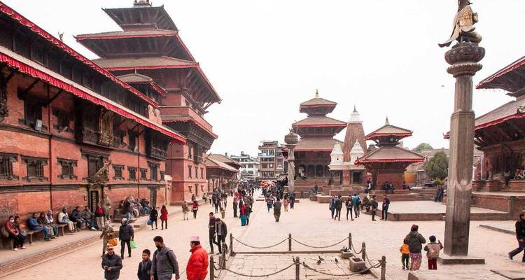 Ruim plein omzoomd met traditionele Newari tempels en mensen die rond het erfgoedgebied slenteren