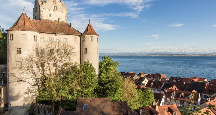 Das mittelalterliche Schloss Meersburg überblickt rotgedeckte Häuser und den Bodensee.