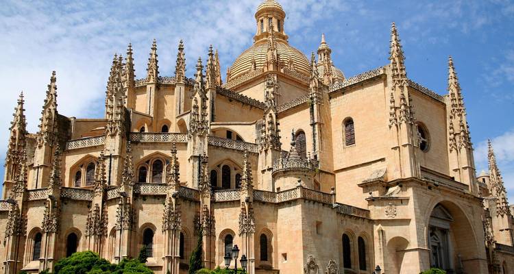 Magnifique Cathédrale de Ségovie de style gothique avec des flèches ornementées sous un ciel bleu