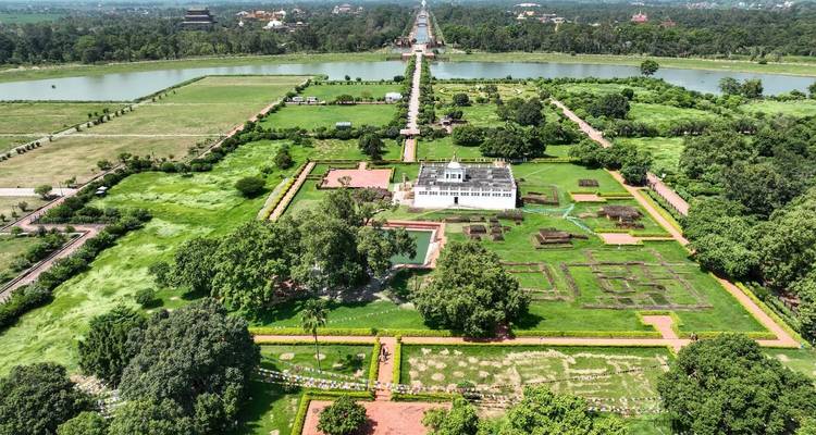 Panorama aérien du jardin sacré de Lumbini, des canaux et des monuments entourés de champs verdoyants