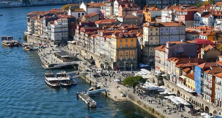 Vista aérea del colorido barrio ribereño de Ribeira en Oporto a lo largo del río Douro