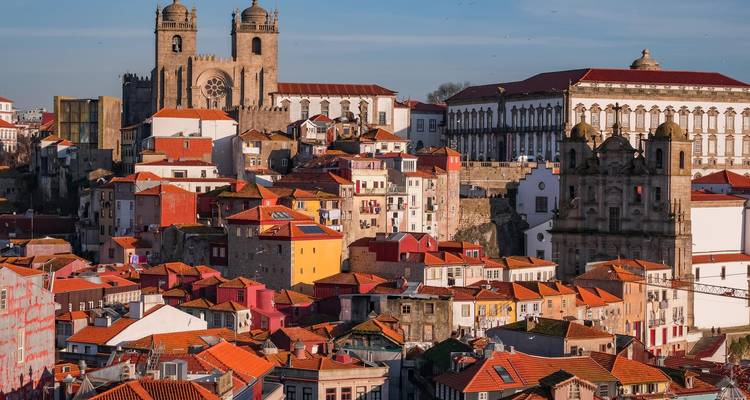 Centro histórico de Porto con catedral y tejados de terracota iluminados por el sol de la tarde