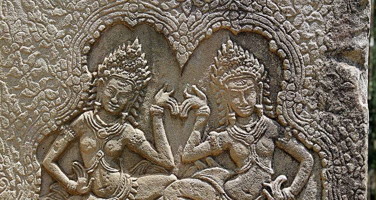 Detaillierte Sandsteinskulptur von zwei verschlungenen Apsaras in einer Tempelwand von Angkor.