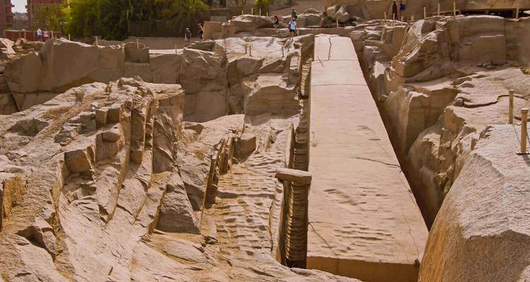 L'Obélisque inachevé repose dans sa carrière, entouré de murs de granit taillés et de passerelles d'observation.