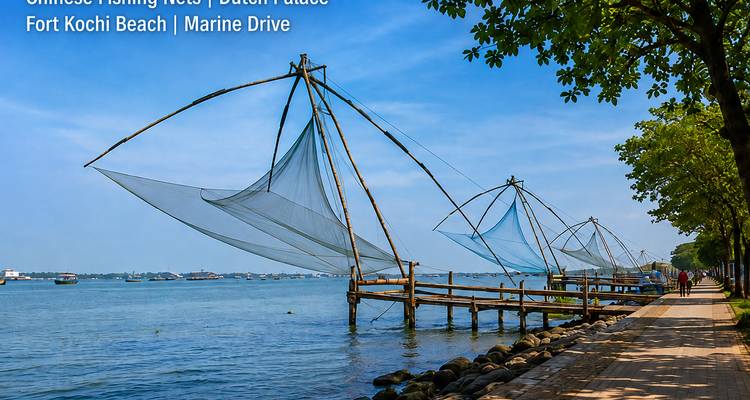 Chinesische Fischernetze entlang der Uferpromenade von Fort Kochi mit Informationstextüberlagerung.
