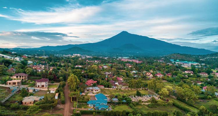 Luchtfoto van Arusha met weelderig groen onder de imposante Mount Meru.