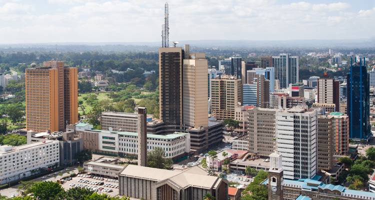 Dichterbij beeld van Nairobi's centraal district met een mix van kantoorgebouwen en een kathedraal toren.