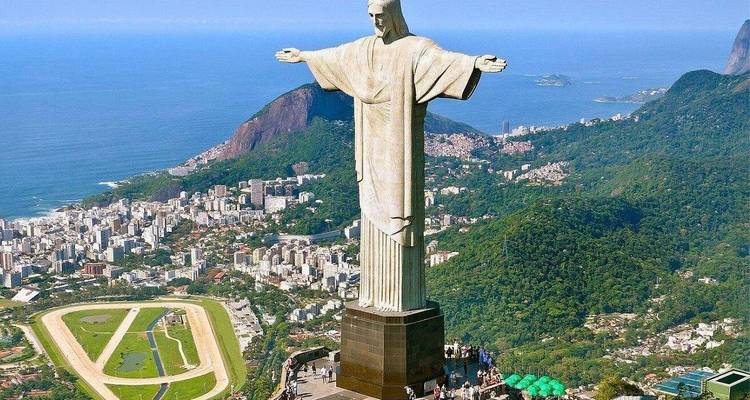 La icónica estatua de Cristo Redentor dominando Río de Janeiro con el paisaje urbano y las montañas abajo