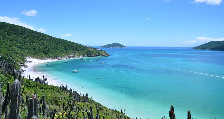 Bahía de un azul brillante bordeada por laderas cubiertas de cactus y playas remotas