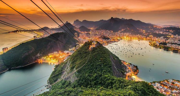 Puesta de sol dorada con vista al Pan de Azúcar de Río de Janeiro y la bahía resplandeciente