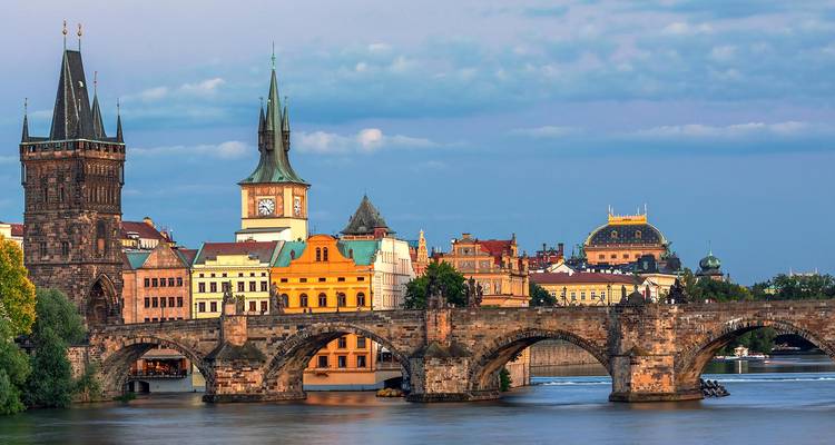 De historische Karlsbrug van Praag overspant de rivier de Moldau met kleurrijke oude stadhuizen en torens erachter.